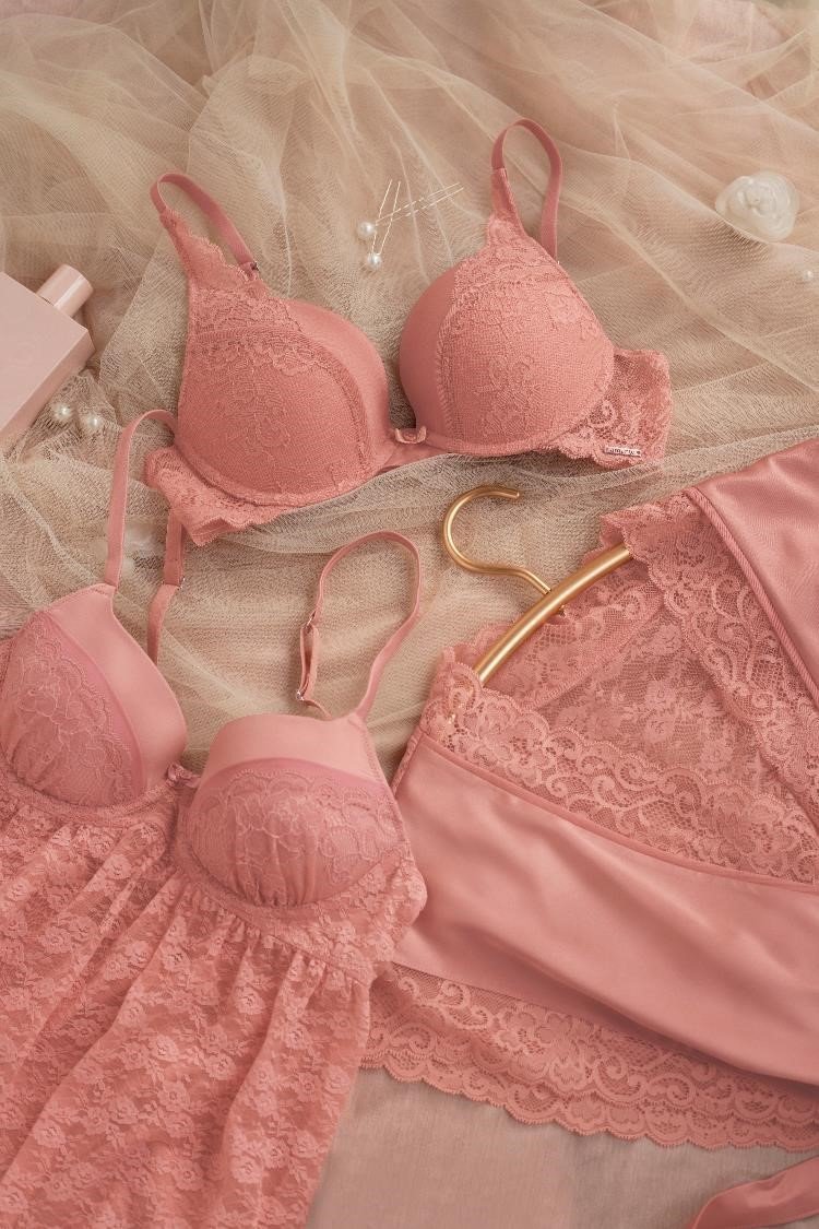 How to Shop for Wedding Lingerie